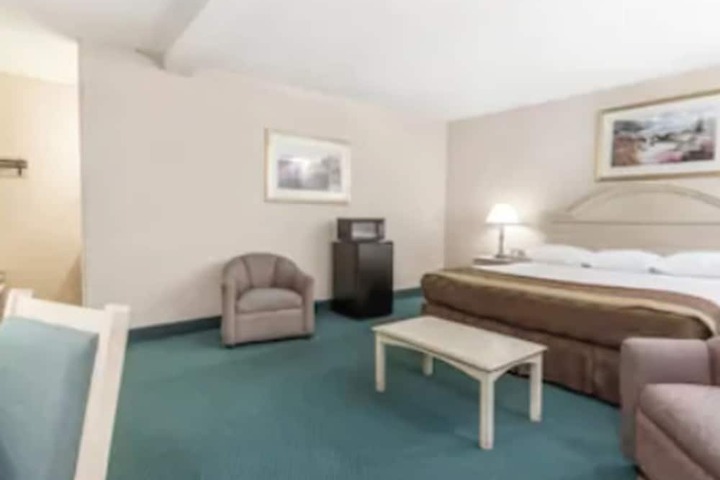 1 King Bed (2 of 10)
