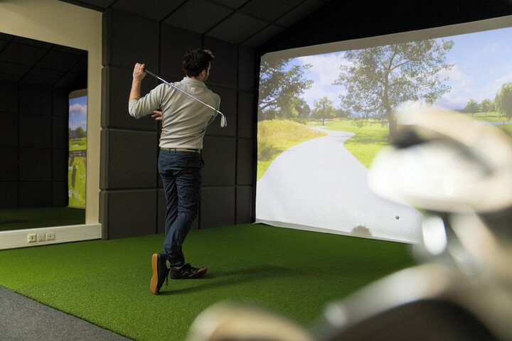 Indoor golf driving range