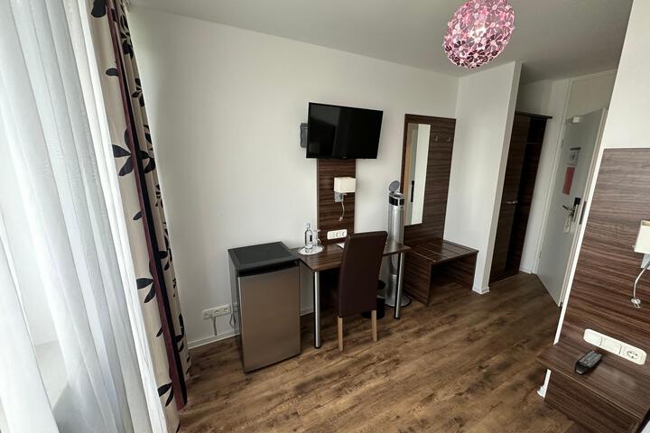 Room 2 of 8