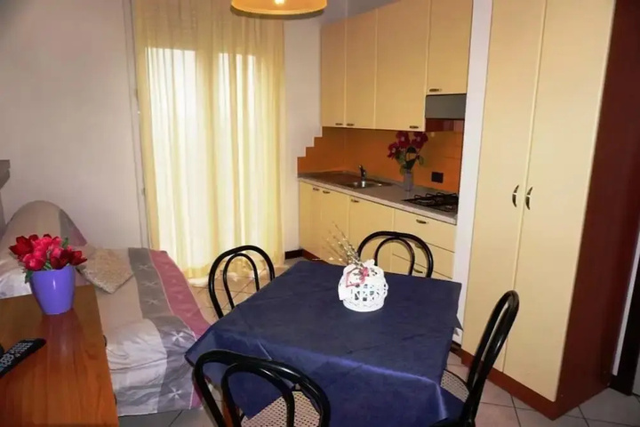Room 4 of 18