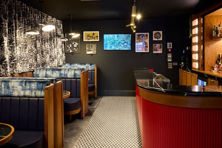 Lounge 76 of 86