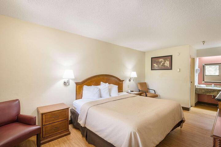 1 King Bed (7 of 13)