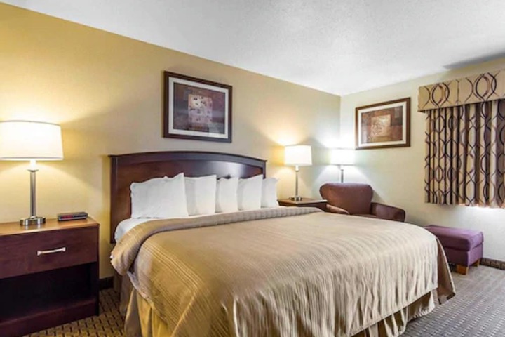 1 Queen Bed (6 of 12)