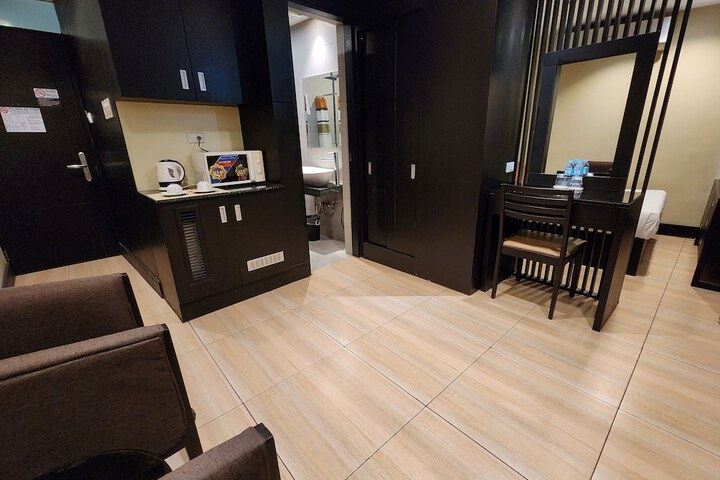 Room 8 of 13