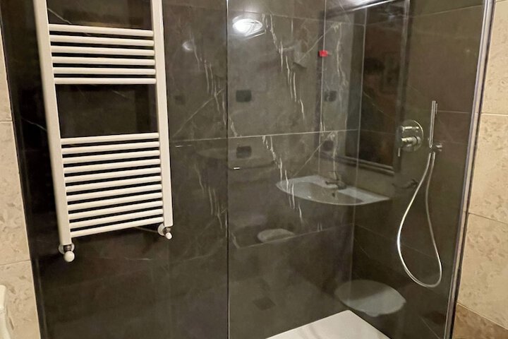 Room 11 of 16