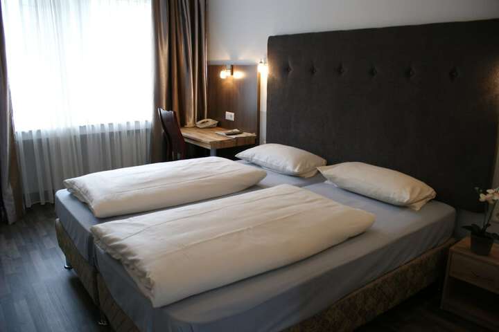 Room 9 of 33