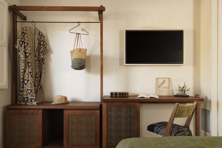 Room 18 of 48