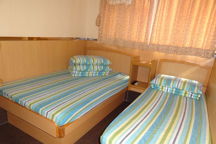 Room 6 of 32