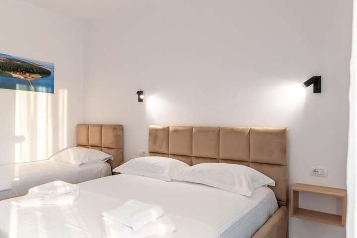 Room 53 of 163