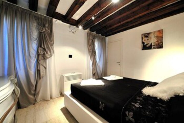 Room 9 of 12