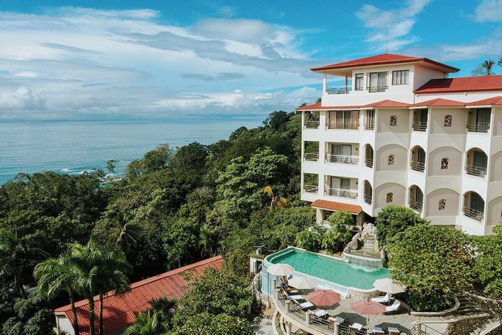 Exterior of Vista Suites at Parador