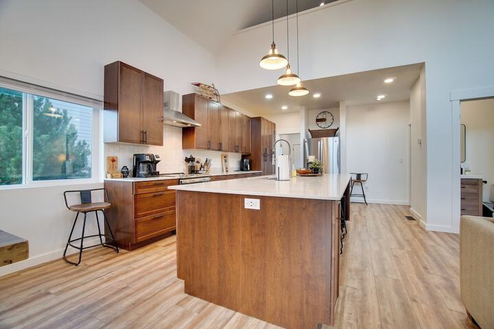 Modern Donnelly Cabin w / Private Hot Tub
