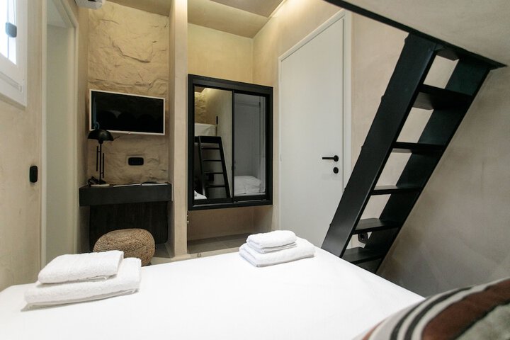 Room 10 of 136