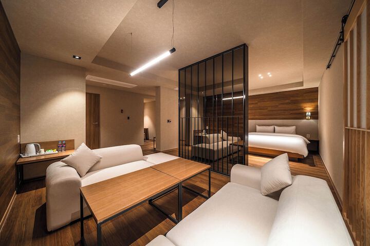 Room 9 of 15