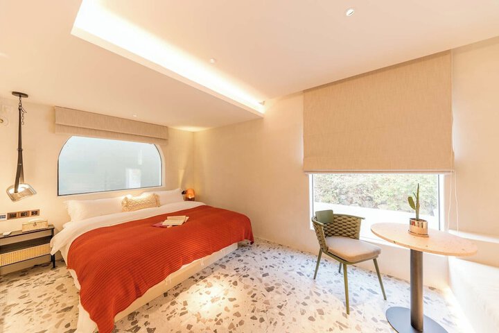 Room 12 of 190
