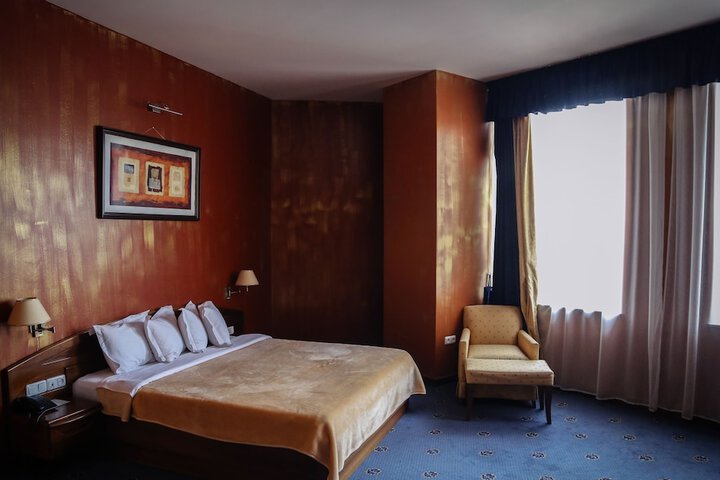 Room 4 of 76