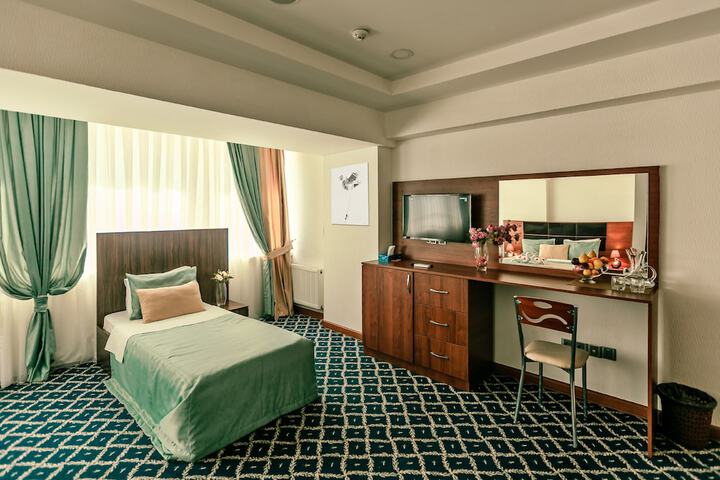 Room 12 of 32
