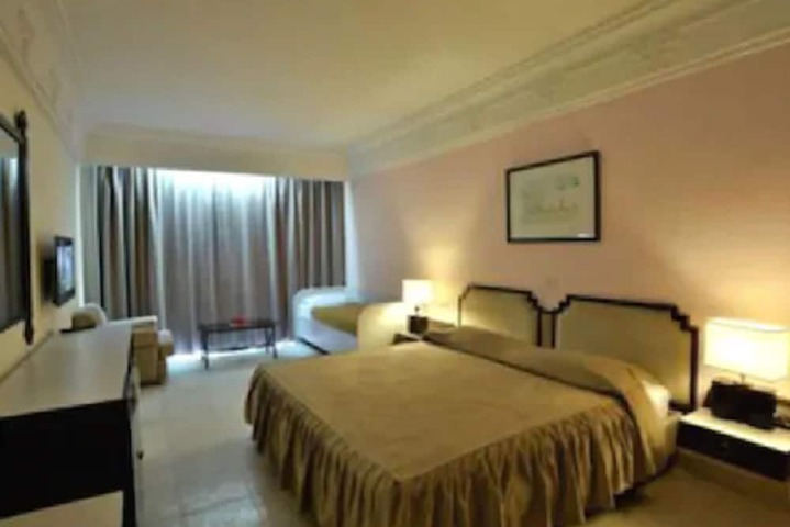 Room 6 of 25