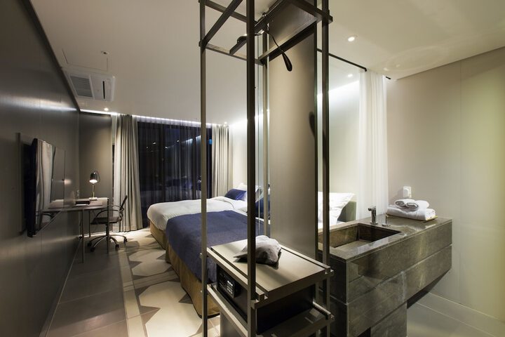Room 16 of 34