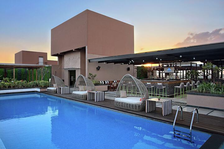 Pool 42 of 77