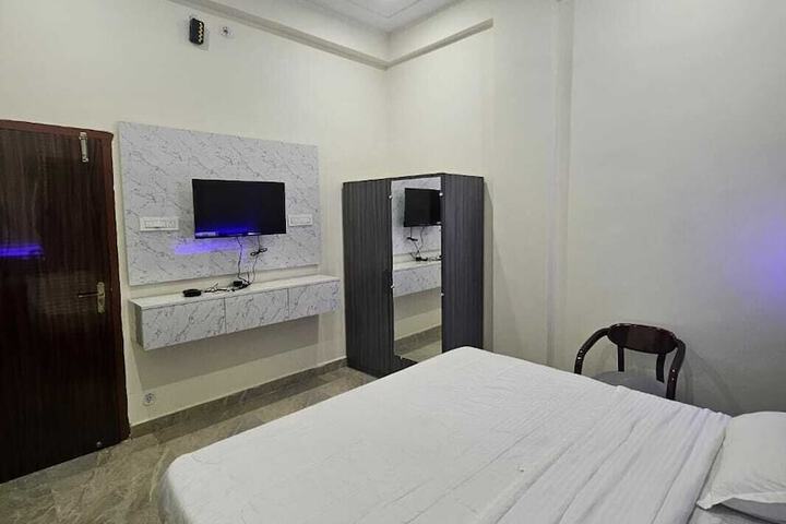Room 8 of 19