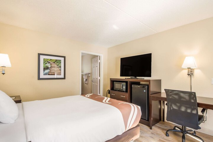 1 Queen Bed Accessible (5 of 9)
