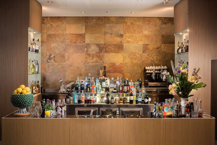Lounge 79 of 90