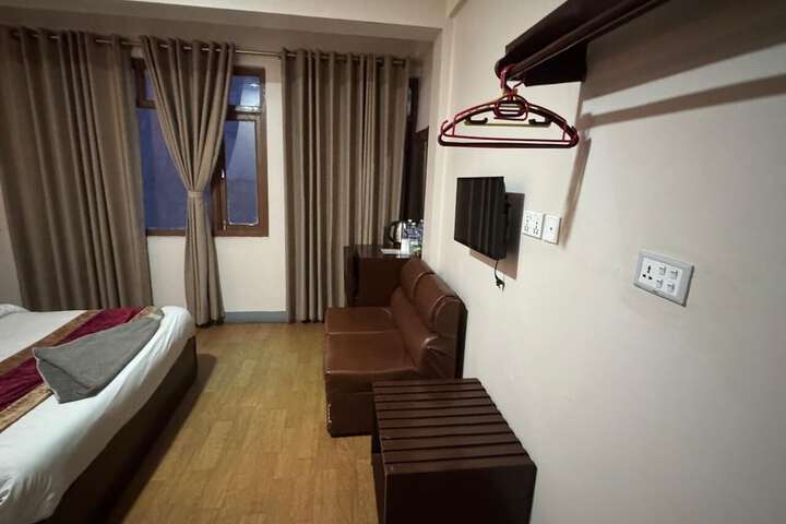 Room 28 of 61