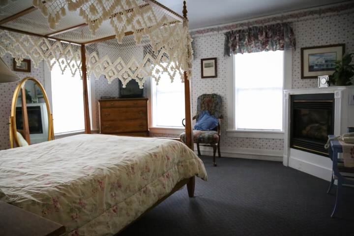 Room 8 of 165
