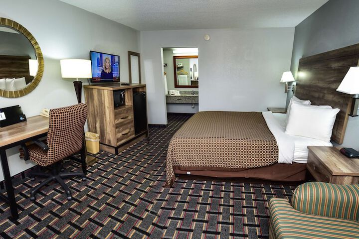 1 King Bed (2 of 10)