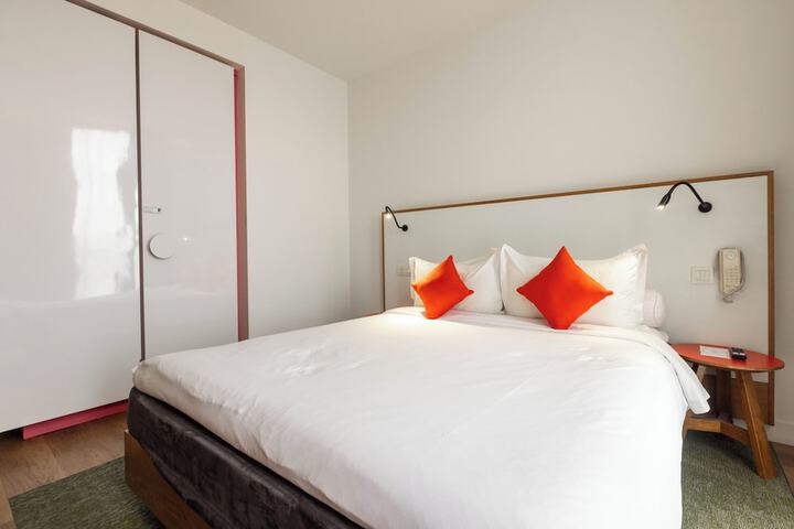 Room 8 of 28