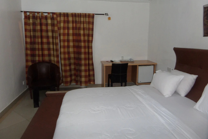 Room 8 of 9