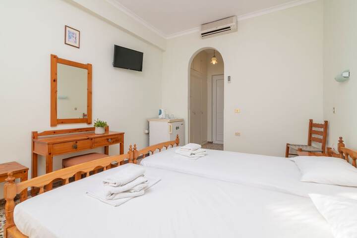 Room 3 of 72