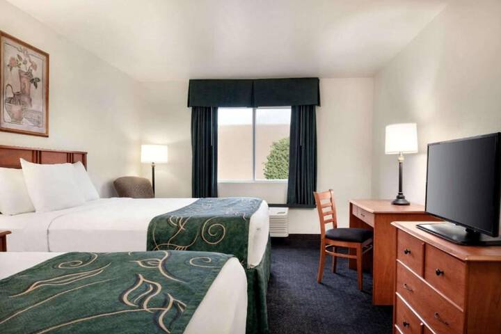 1 Queen Bed (9 of 11)
