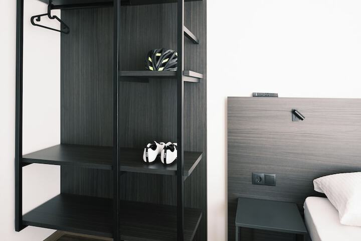 Room 9 of 40