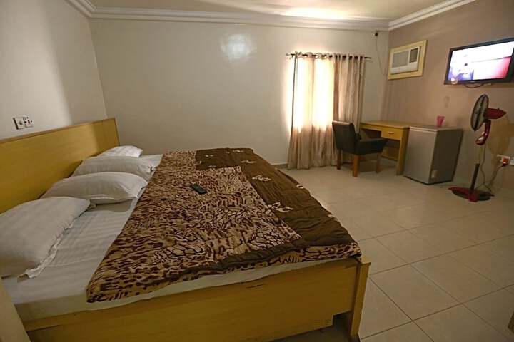 Room 4 of 17