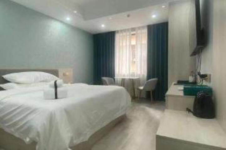 Room 8 of 10