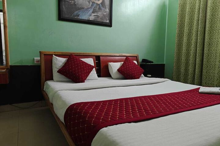 Room 5 of 12