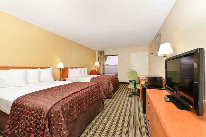 2 Double Beds (5 of 10)