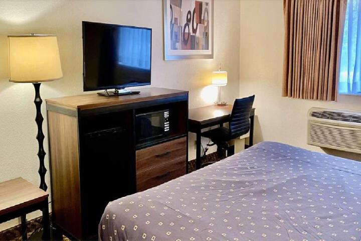 2 Queen Beds Microwave and Refrigerator WiFi Continental Breakfast (2 of 8)