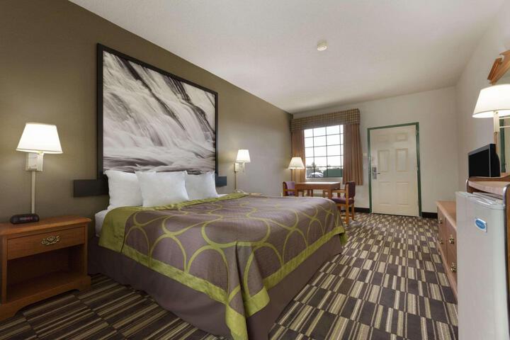 1 King Bed (3 of 9)