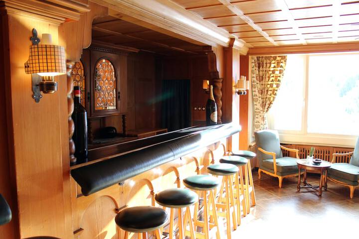 Lounge 80 of 93