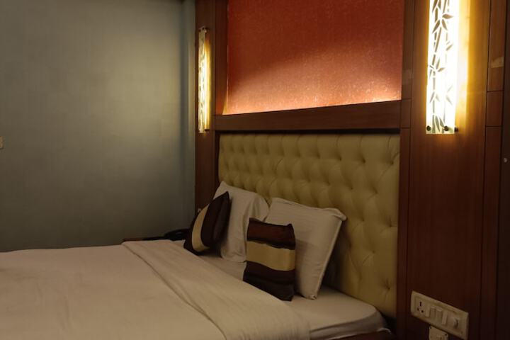 Room 12 of 16
