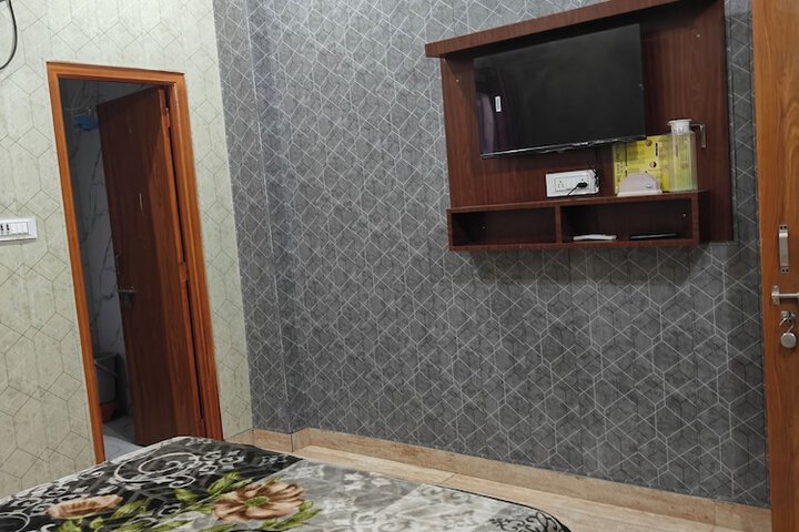 Room 11 of 28