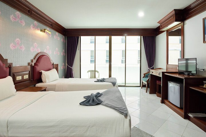 Room 83 of 136