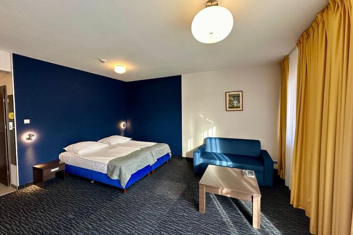 Room 6 of 81