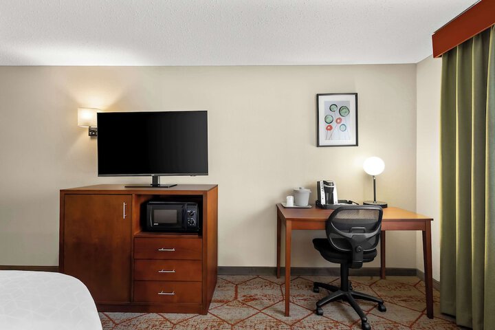2 Queen Beds Microwave and Refrigerator Full Breakfast (8 of 14)