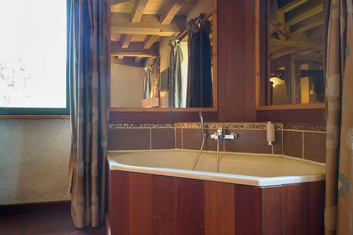 Deep soaking bathtub