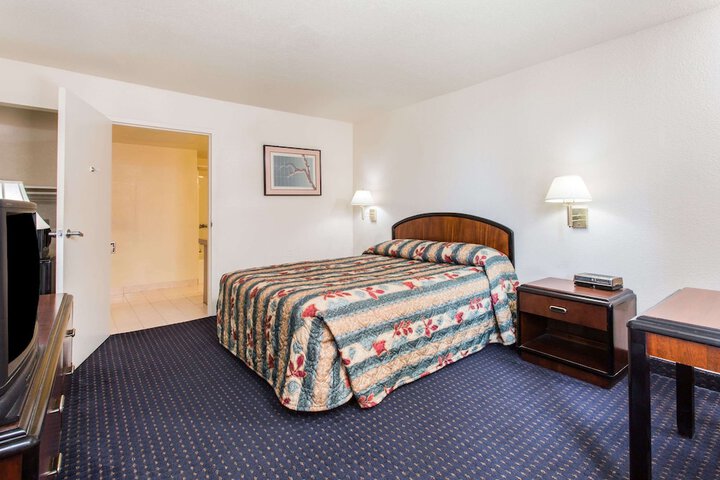 1 Queen Bed (3 of 11)