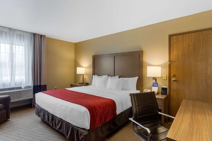 1 King Bed (4 of 16)
